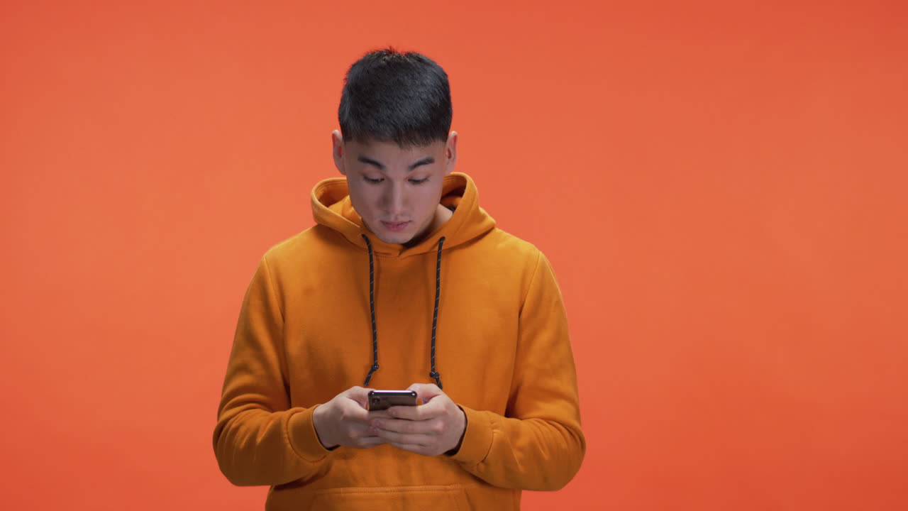 스마트 폰을 사용 하여 젊은 남자