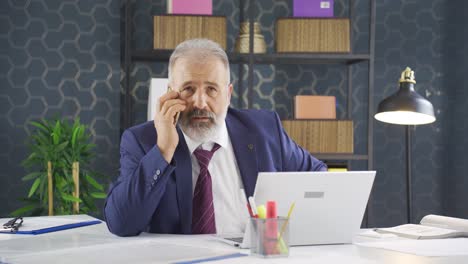 un hombre de negocios recibe malas noticias por teléfono.