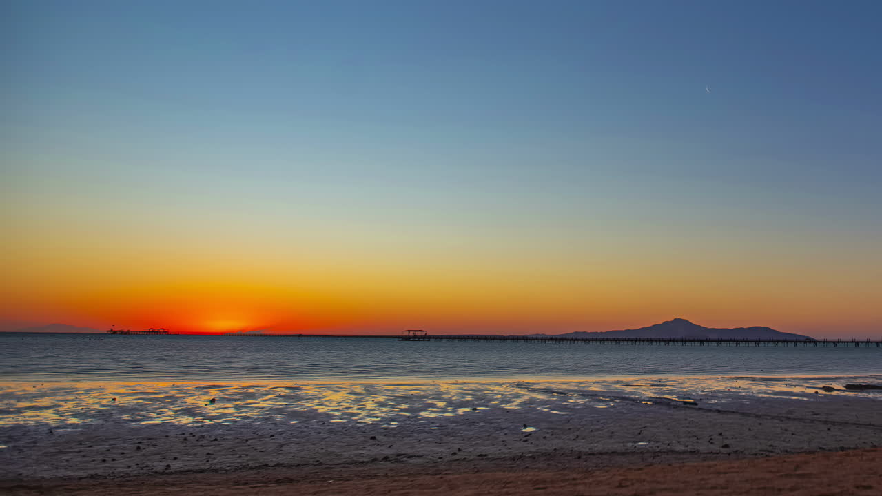 エジプトのシャーム・エル・シェイクの晴れた日に赤海の上の日出のカラフルなタイムラップス