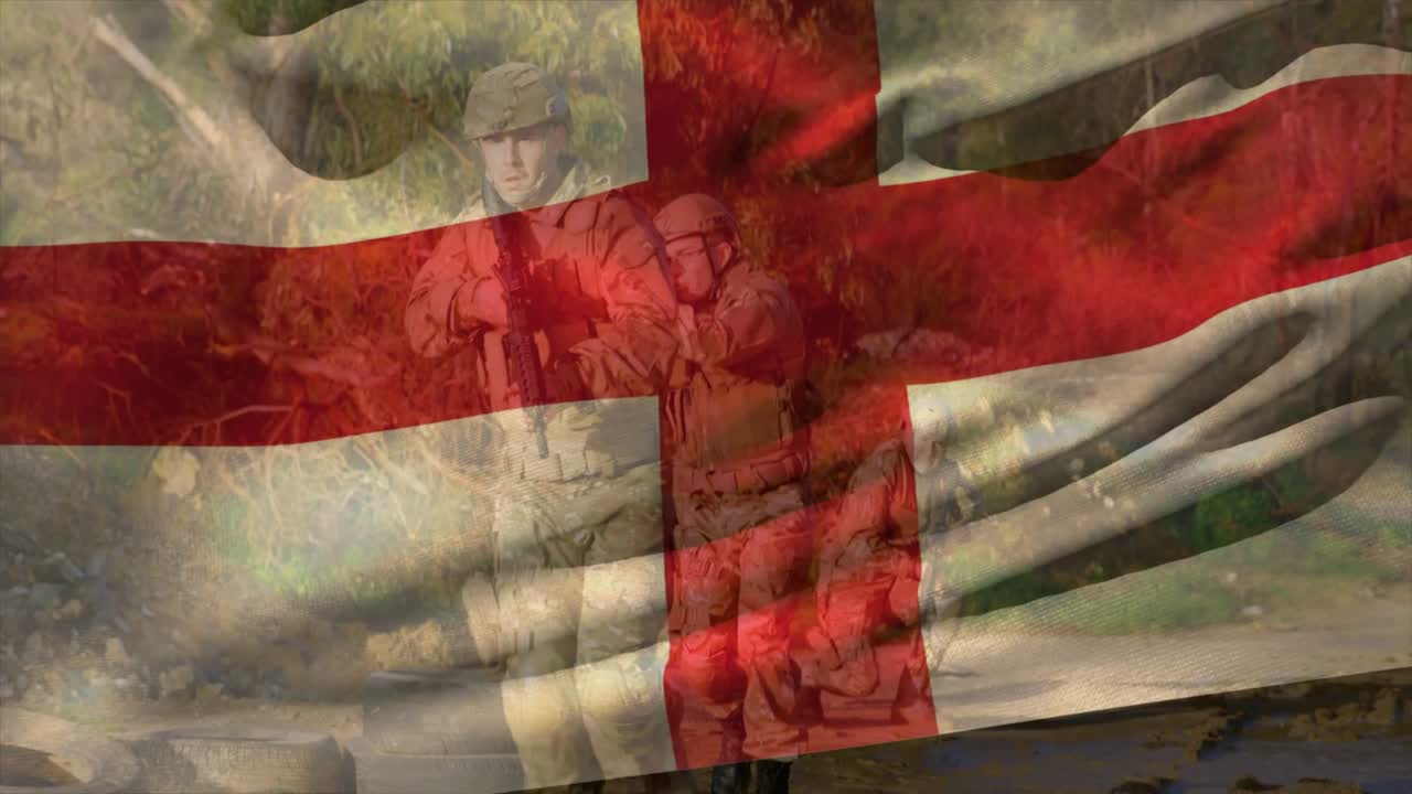 Unità militare per esercitazione che avanza al segnale del leader, scandagliando con i fucili mentre una bandiera si sovrappone agli uomini.