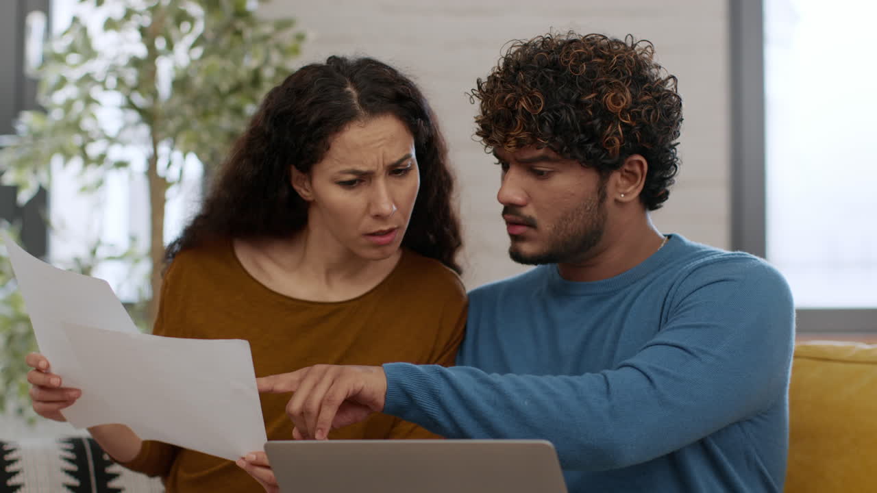 pareja estresada por las facturas