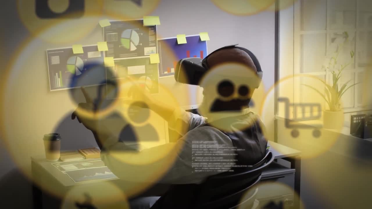 múltiples iconos digitales y procesamiento de datos contra un hombre de negocios que usa auriculares vr en la oficina