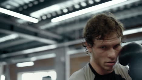 entrenamiento de luchador natural en el gimnasio. kickboxer ejercitándose en el gimnasio