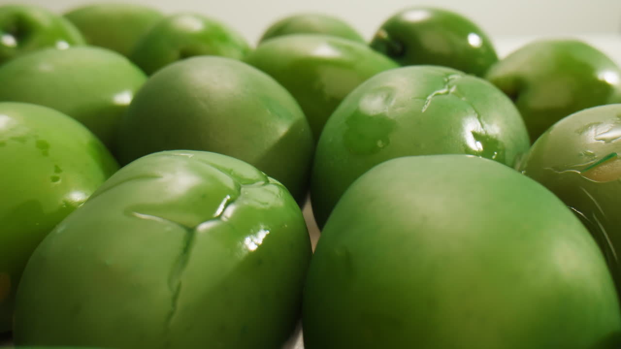 고품질의 4k 영상으로 그리스에서 배경으로 인 둥근 녹색 올리브.