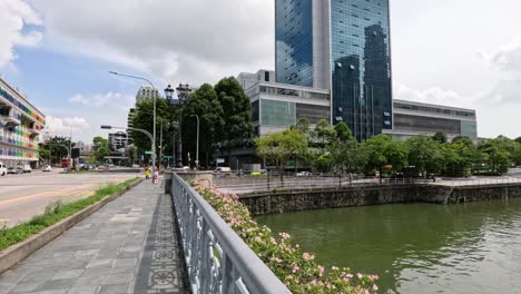 un paseo a lo largo de un río a través de un paisaje urbano moderno.