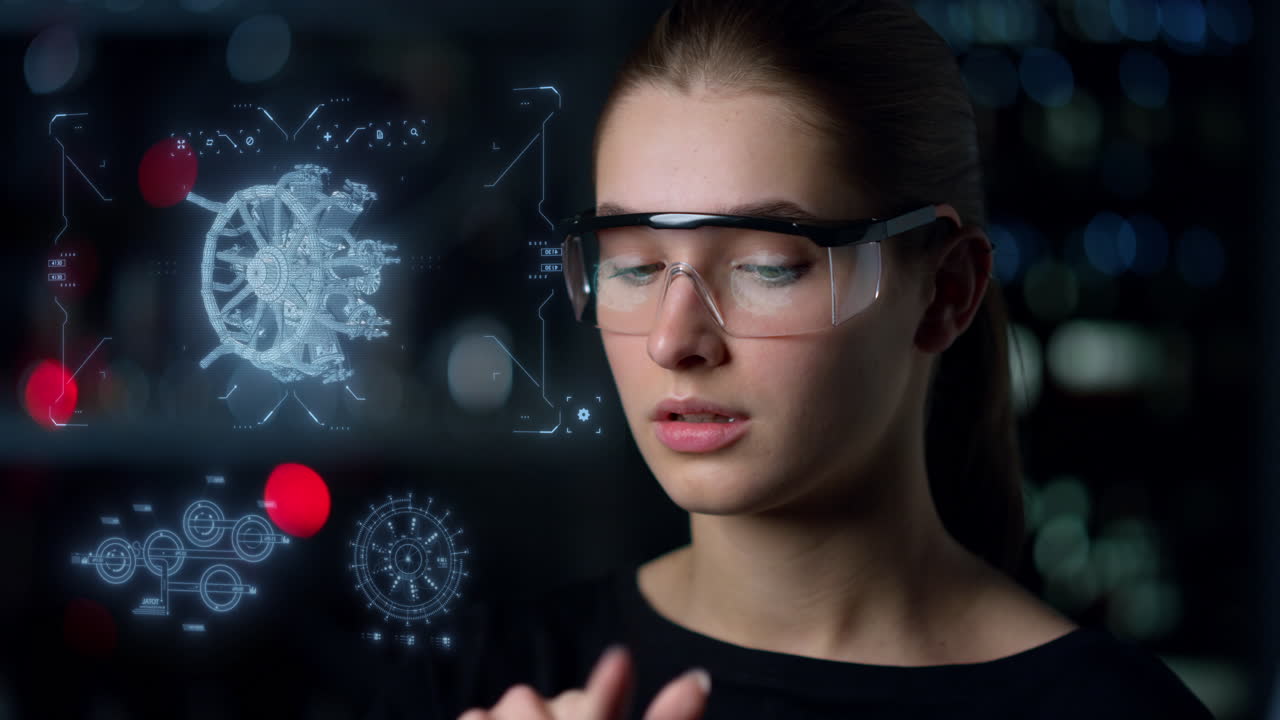 mujer científica diseñando una turbina en una fábrica holograma de motor de investigación de cerca