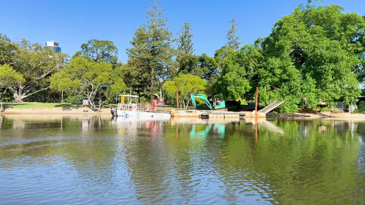 해안가 근처에서 작동하는 건설 장비