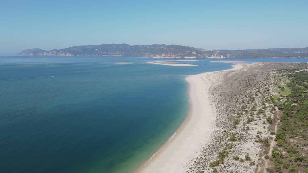 Vista aerea tra l'oceano e il fiume nella penisola di Troia