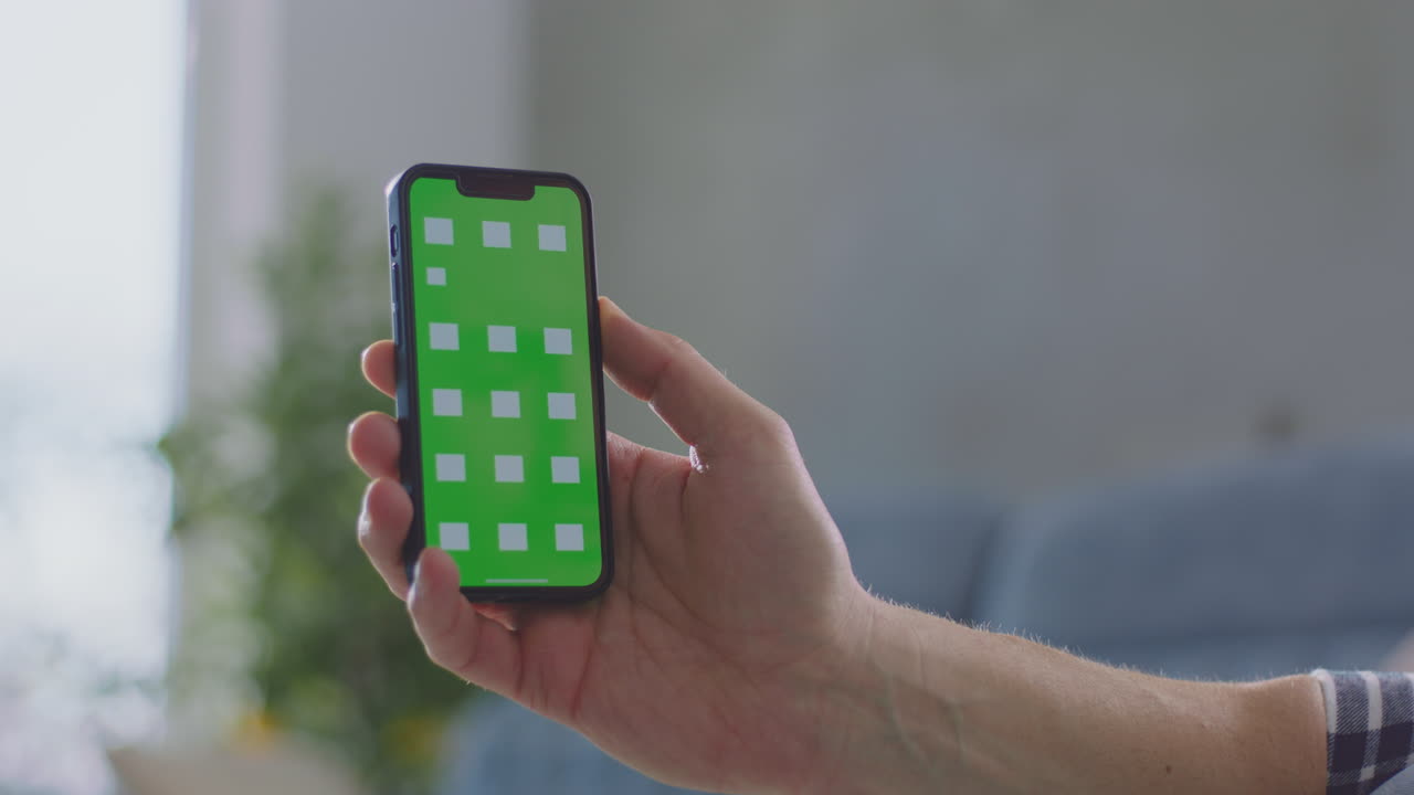 스마트폰을 탐색하는 남자