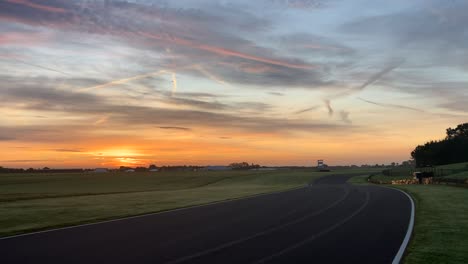 Kameraschwenk-Nach-Links-über-Eine-Wunderschöne-Motorsport-Rennstrecke-Bei-Sonnenaufgang