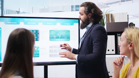 hombre de negocios mostrando aumento de la demanda de acciones en una gran exhibición
