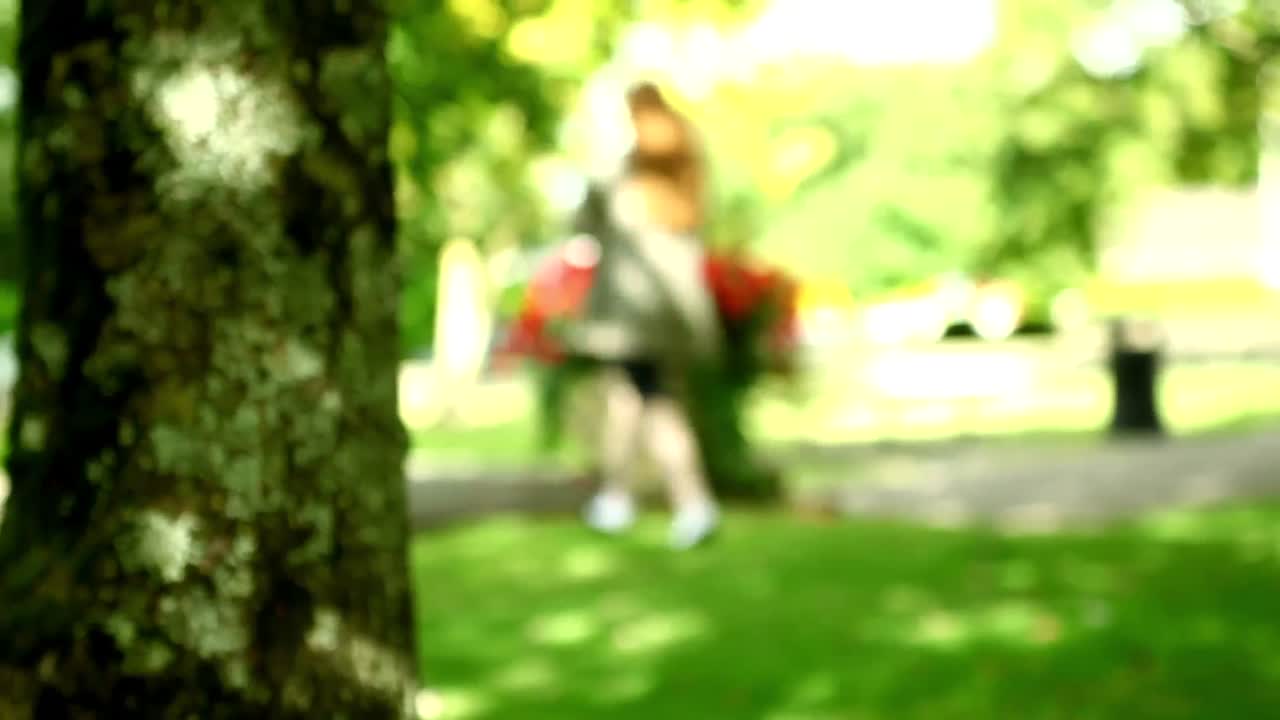 푸른 공원을 걸어다니는 사랑스러운 여자