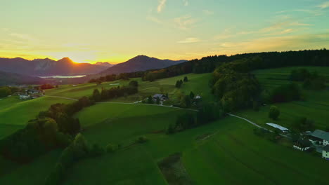 Grüner-Hügel-Mit-Dorfhäusern-In-Idyllischer-Ländlicher-Landschaft-Bei-Sonnenuntergang