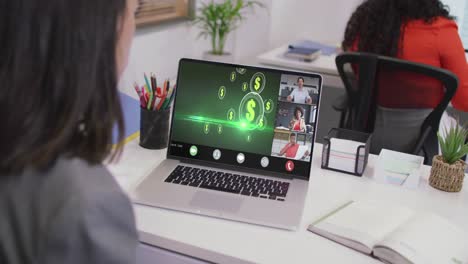 video de una mujer caucásica haciendo una videollamada en portátil con varios compañeros de trabajo