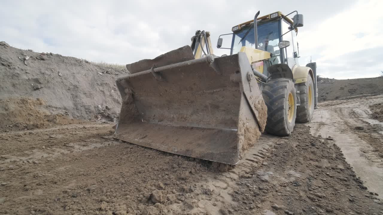 экскаваторные тракторные работы, уплотнение почвы