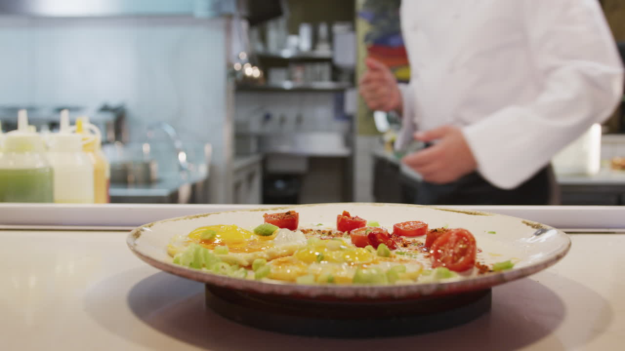 cocineros listos para servir a los clientes