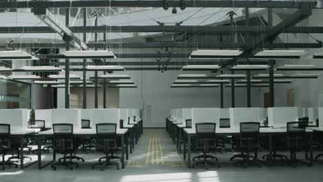 espacio de trabajo de oficina moderno vacío con medidas de distanciamiento social