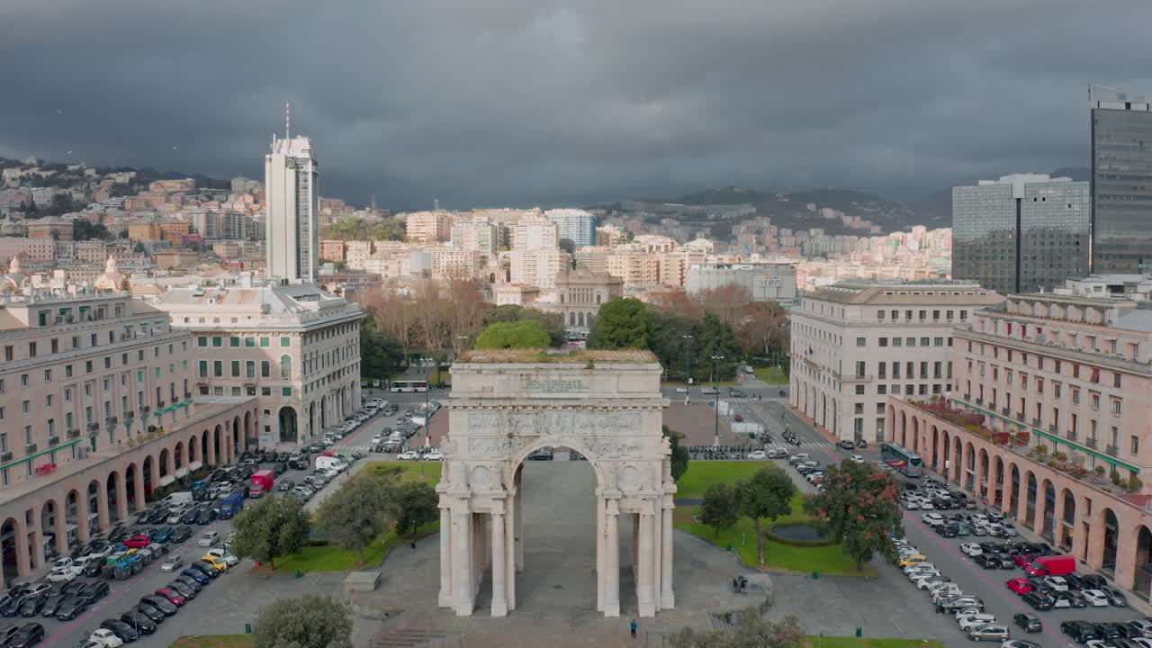 이탈리아 제노아의 인상적인 승리 아치; 드론 비행