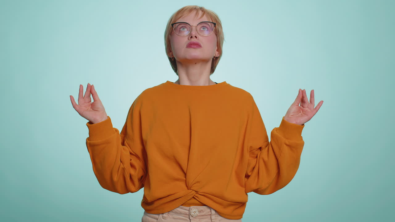 젊은 여성은 깊이 숨을 쉬고, 눈을 감고, 집중된 생각으로 명상하며, 평화로운 마음으로