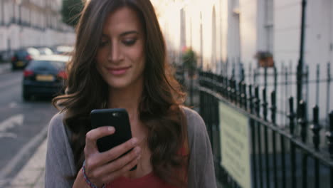 mujer hermosa usando una aplicación de tecnología de teléfono inteligente caminando por la ciudad