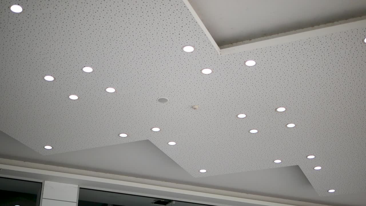 moderno diseño interior de luz empotrada en el techo blanco