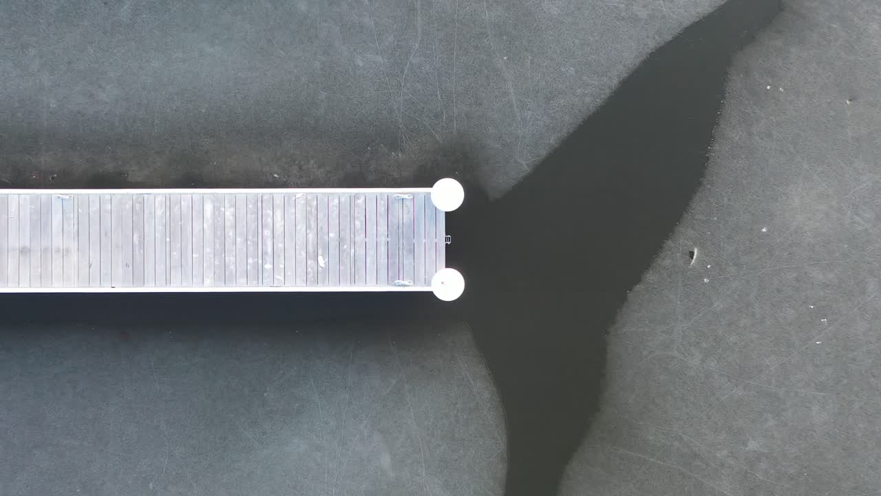 얼어붙은 마리나 도크