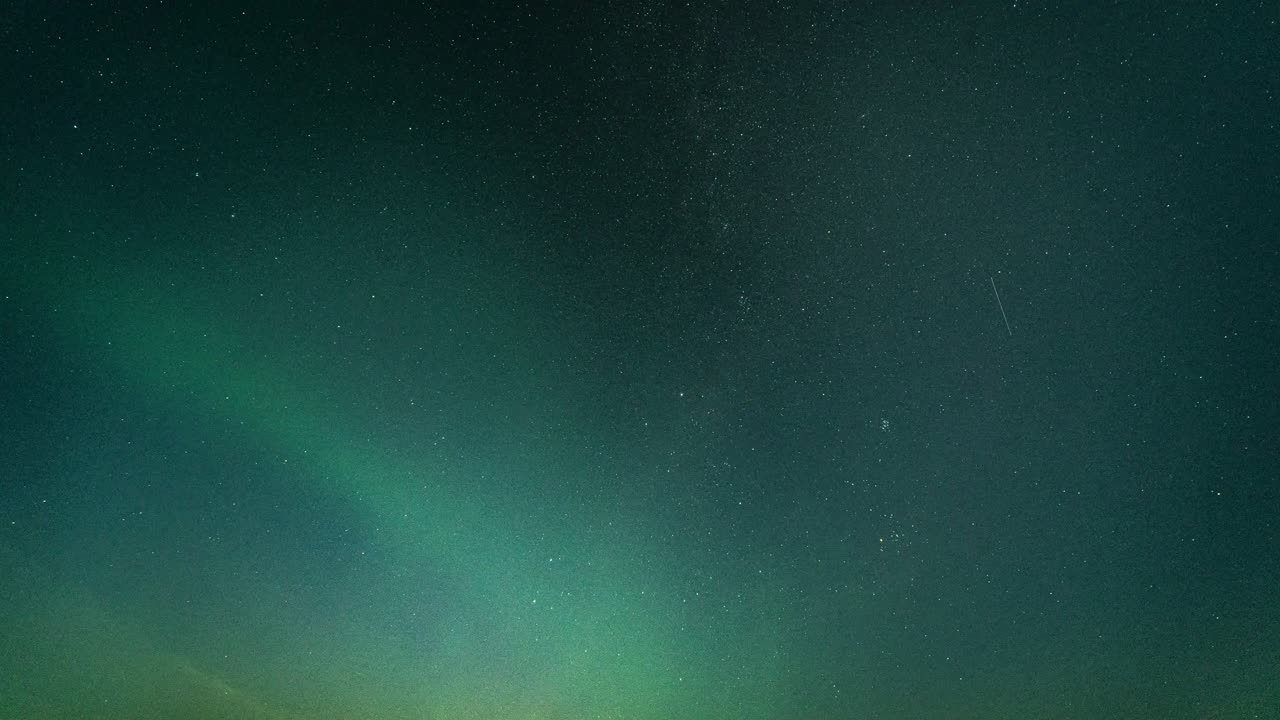 은하수와 오로라 보레알리스의 녹색 물보라가 있는 별이 빛나는 하늘