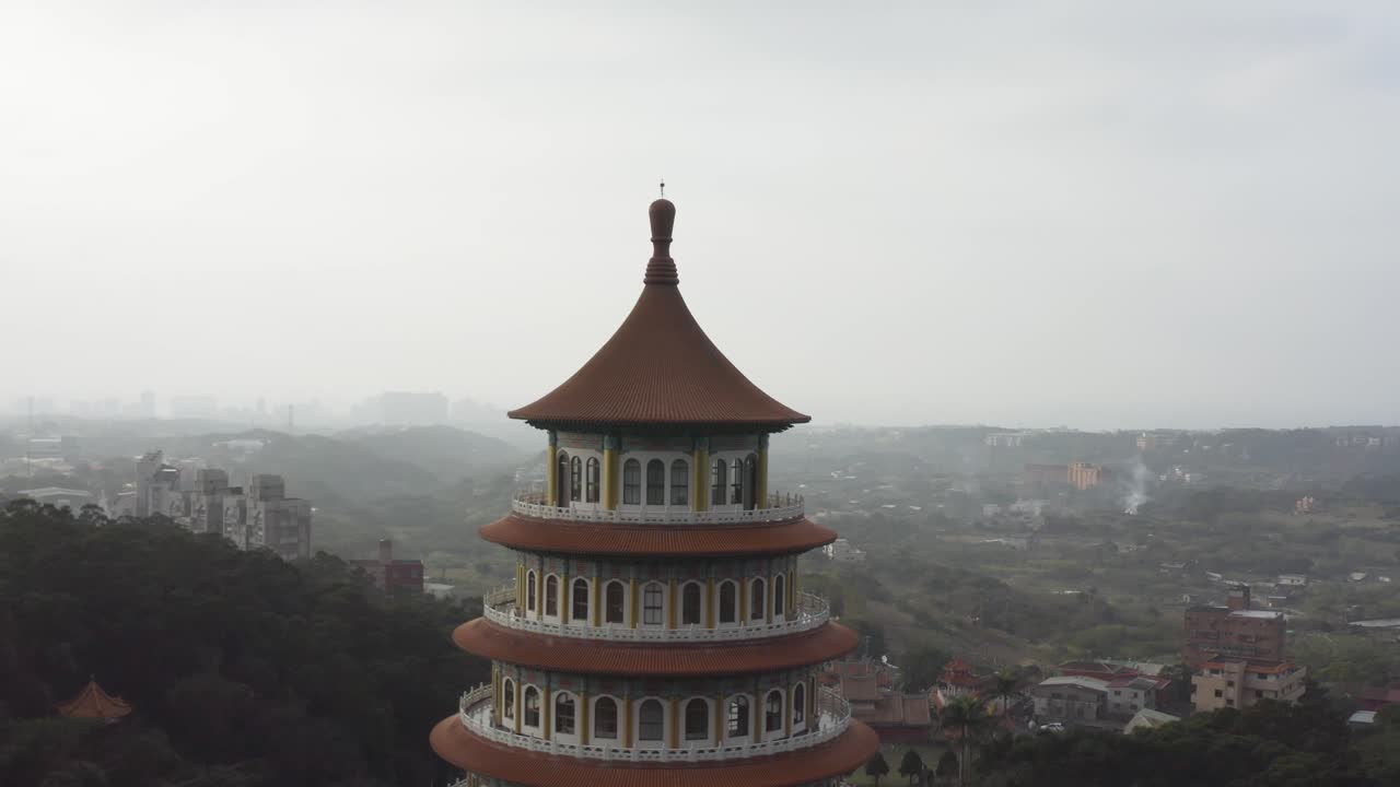 vista del templo: experimentar la cultura taiwanesa de la espectacular torre escalonada de la pagoda de cinco pisos tiantan en el templo wuji tianyuan en el distrito de tamsui taiwán