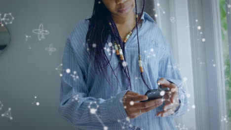 animación de moléculas sobre una mujer usando un teléfono inteligente
