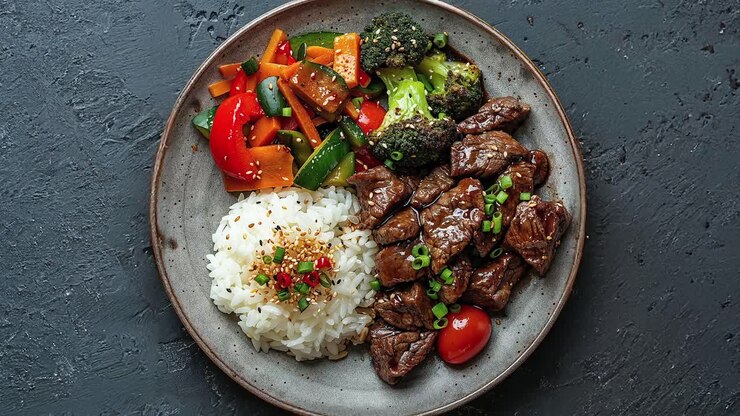 Cocina Asiática Saludable con Arroz, Verduras y Carne de Res en un Plato