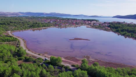 Hermoso-Lago-Rosa-Mala-Solina-En-Croacia,-Día-Soleado,-Aéreo