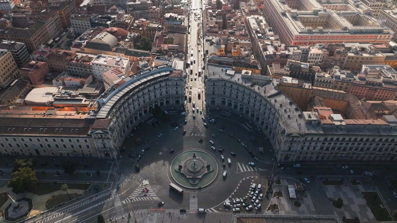 Volo sopra il Chiostro di Michelangelo e la Basilica a Roma, Italia, che rivela Piazza della Repubblica. Ripresa aerea in tilt-up.