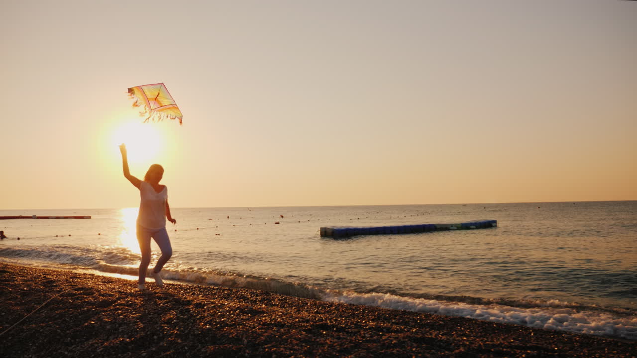 연을 가진 여자는 해변 스테디캠 샷을 따라 실행됩니다.
