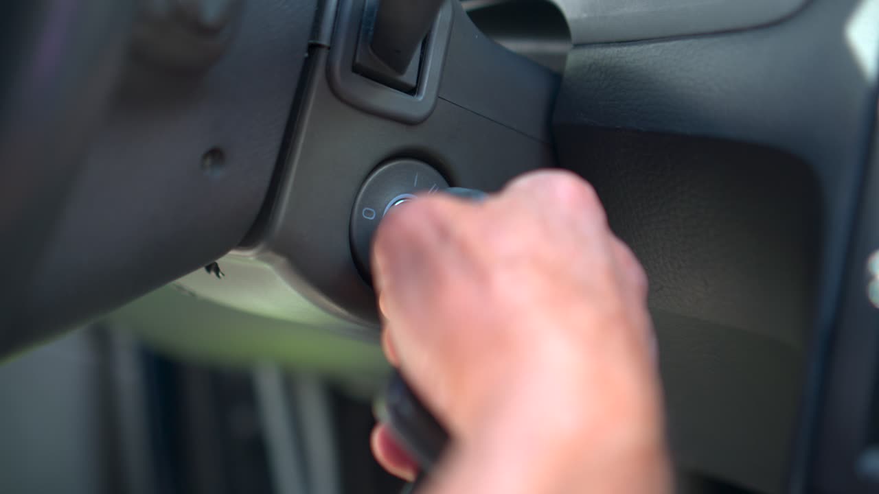 자동차 시동 키를 끄다