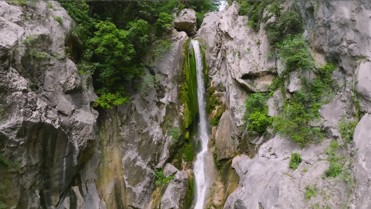 vista aérea de la cascada de gubavica en el cañón en cetina, zadvarje, croacia