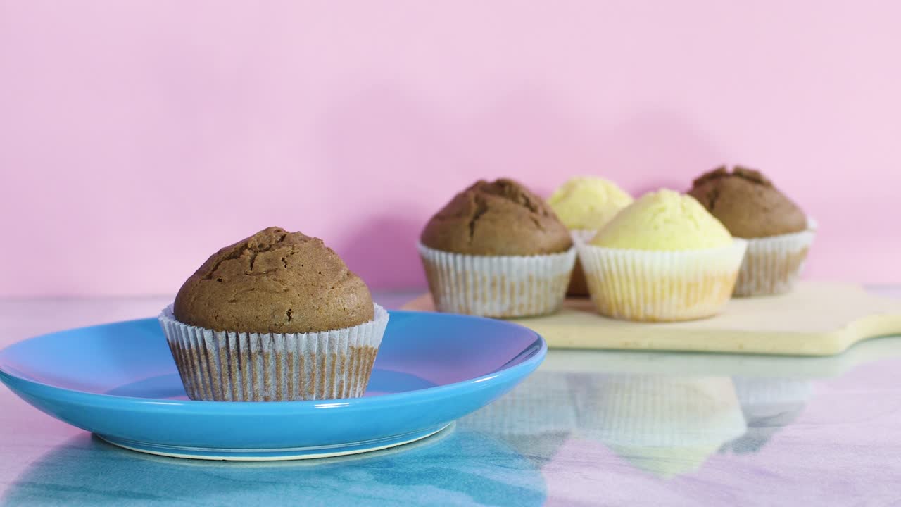맛있는 구운 컵케이크가 접시에 제공됩니다.