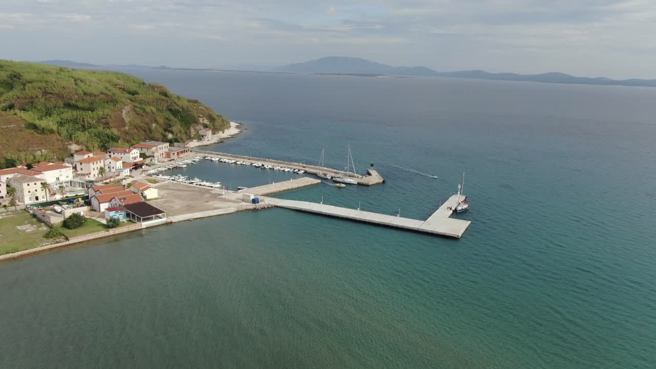 모래 해변 근처 에 있는 섬 마을 의 드론  ⁇