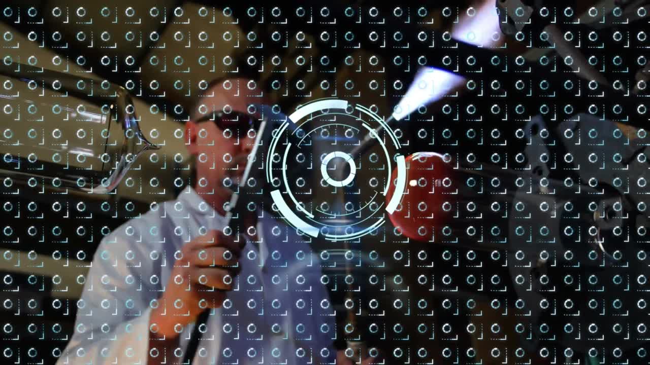 animación de círculos en movimiento sobre científico masculino caucásico trabajando en el laboratorio