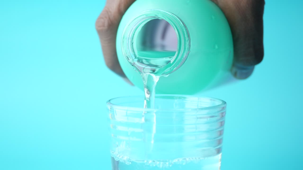 verter agua de la botella en el vaso