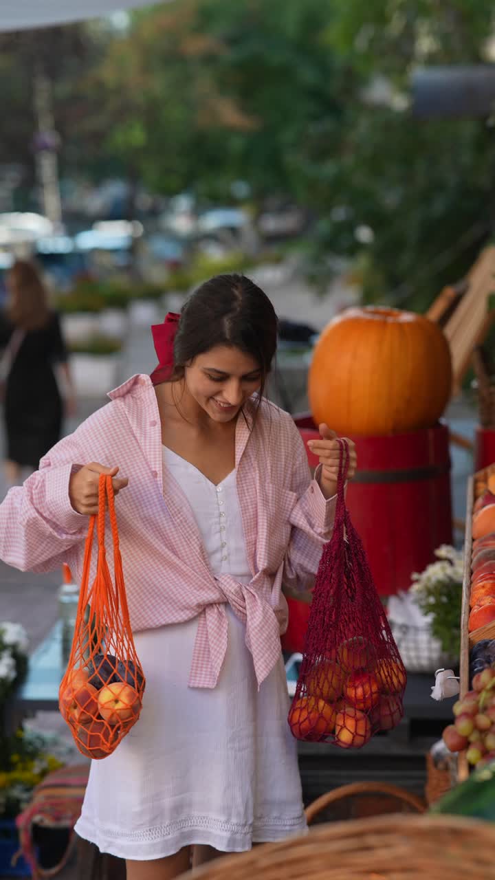 mujer comprando frutas en un mercado al aire libre
