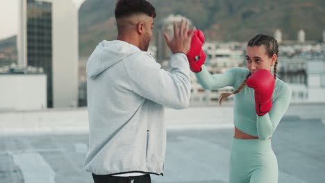 fitness, pareja y boxeo en la ciudad para el deporte