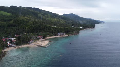casas costeras filipinas a lo largo de la carretera de la costa en la colina tropical verde exuberante en la isla de cebu