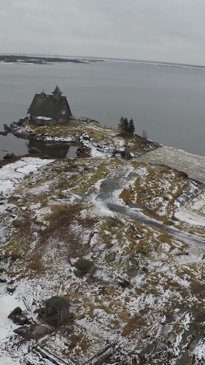 Isola con edificio in inverno