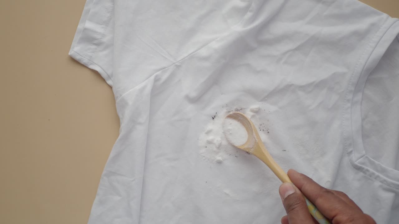 cómo quitar manchas de una camisa blanca con bicarbonato de sodio