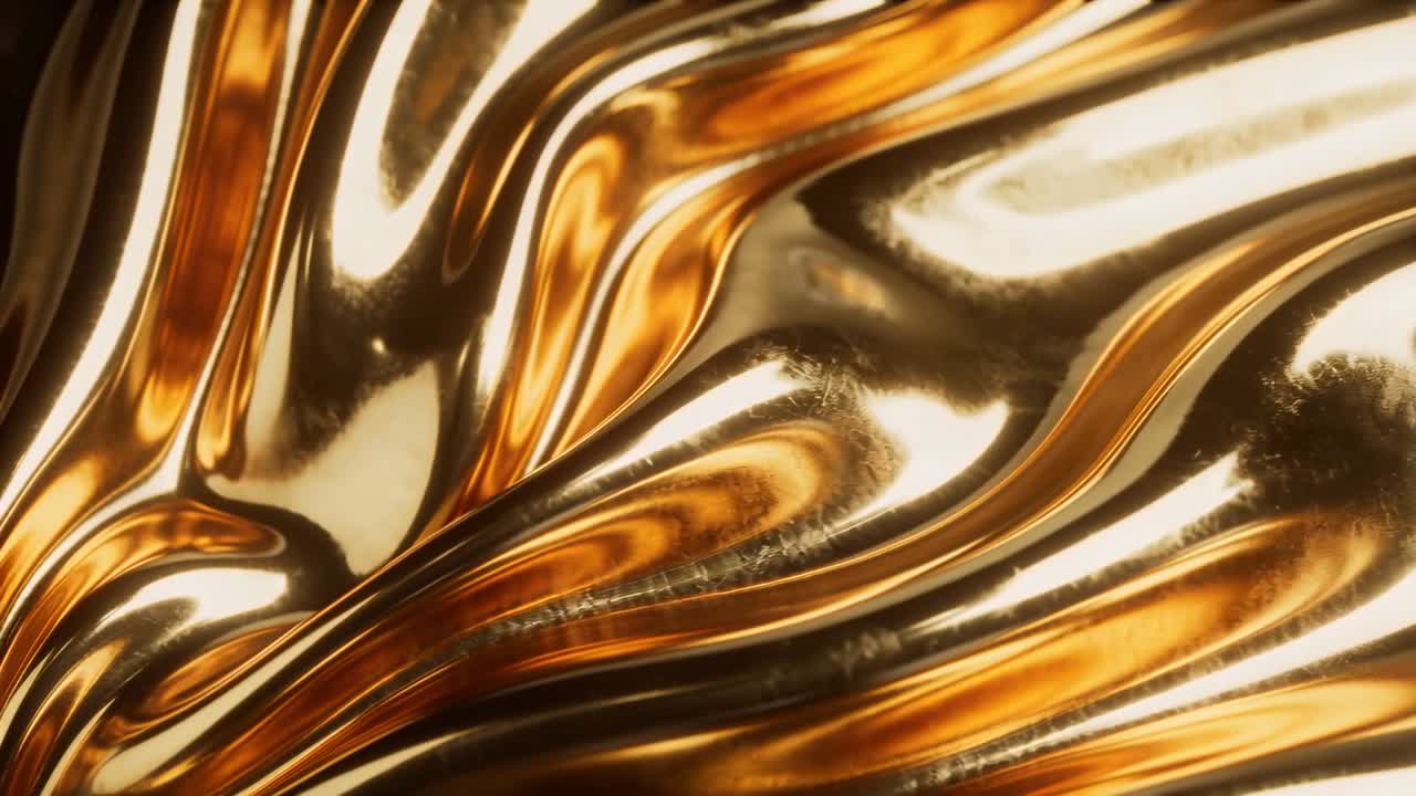 Luce cangiante sulla lamina d'oro che crea pieghe che si estendono in creste con un bagliore speculare a supporto del design.
