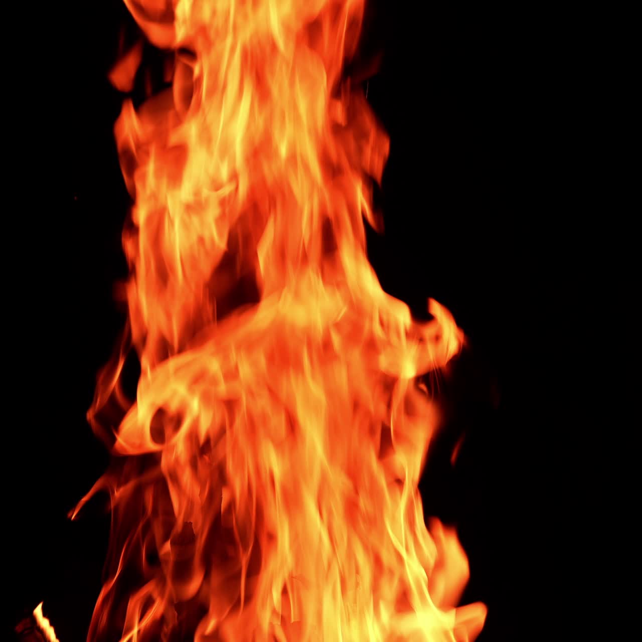Un enorme falò che si alza nell'oscurità. Pericolose fiamme rosse che si innalzano nella notte