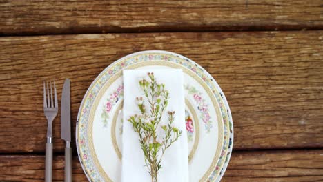 Various-cutlery-on-wooden-table-4k