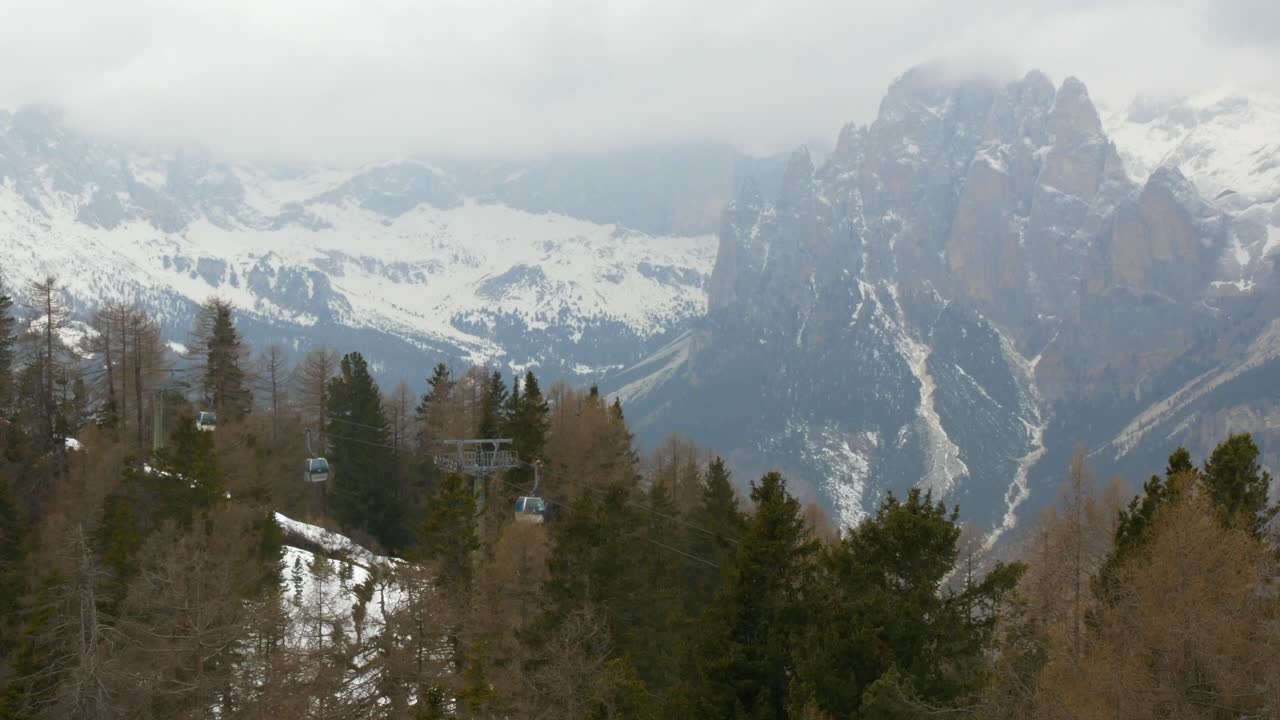 línea de remonte que sube y baja con el majestuoso paisaje invernal de los alpes dolomitas