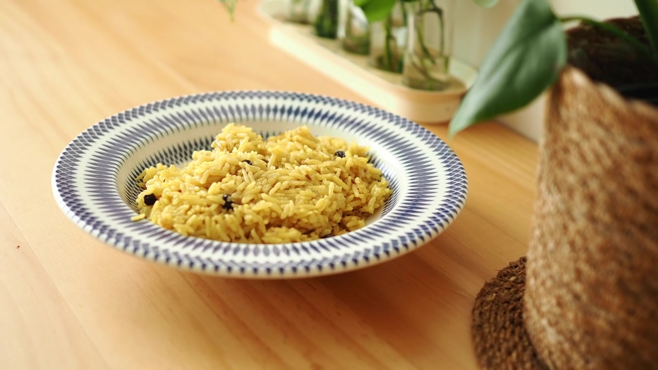 Delicioso arroz pilaf amarillo en un tazón decorativo