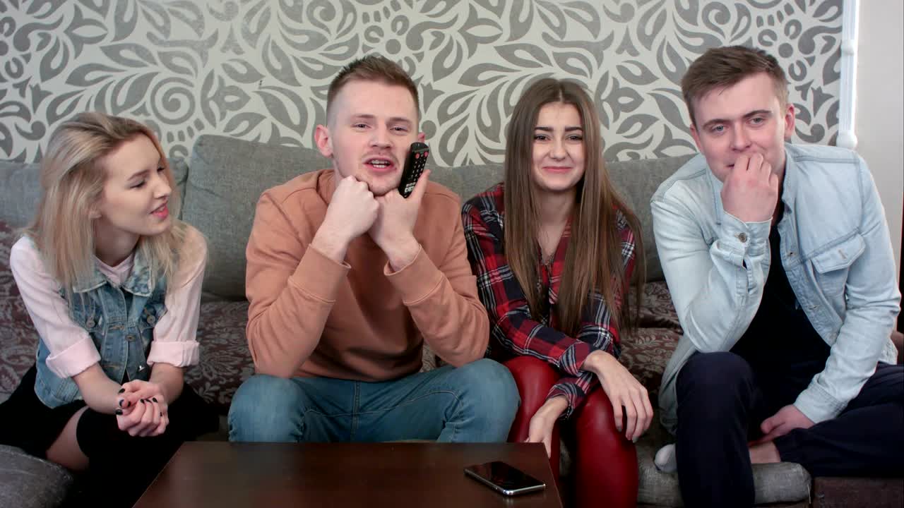 코미디 를 보고 웃는 십대 들 의 모임